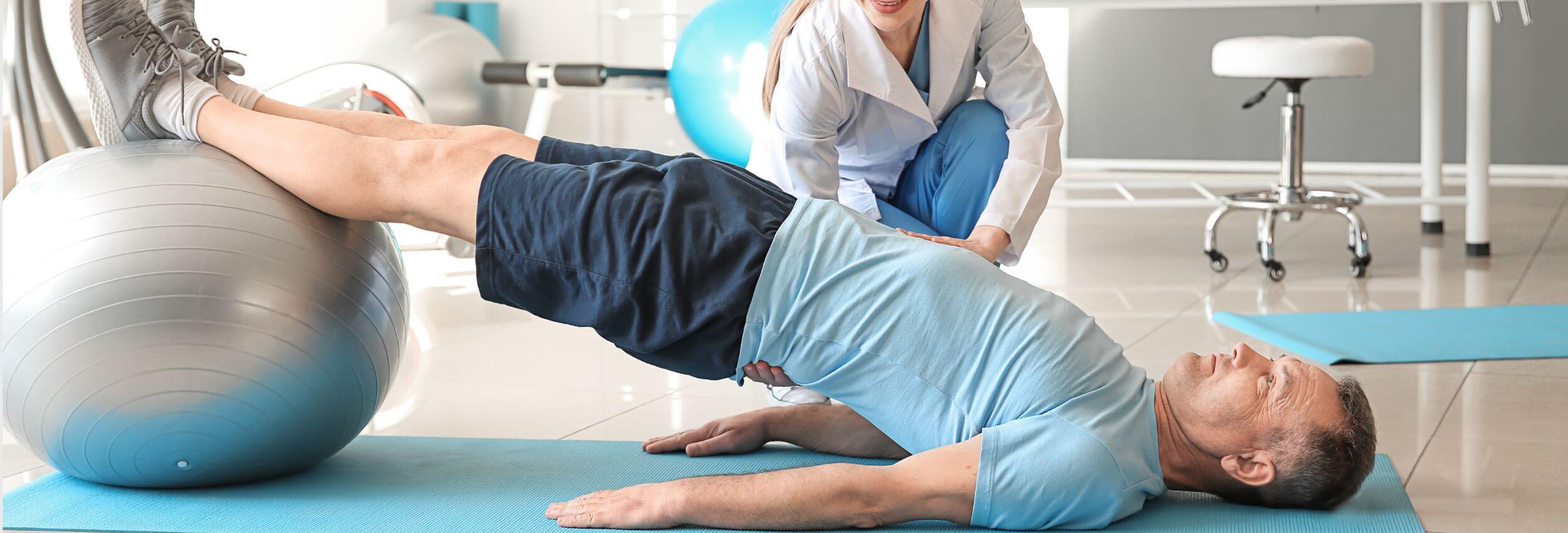 Mann macht Übungen zum Beckenbodentraining auf einem Gymnastikball.