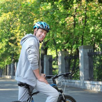 Mann unterstützt seine Therapie bei Prostatavergrößerung durch Radfahren.